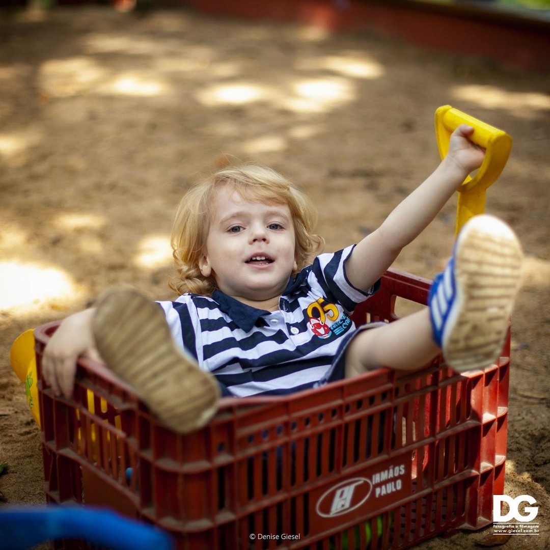 Criança feliz em aniversário infantil fotografado por Denise Giesel